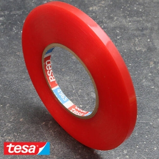tesa 4965, dwustronna taśma klejąca z PET, bardzo mocny klej akrylowy, czerwona osłona foliowa 6 mm