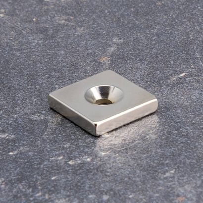 Magnesy neodymowe sztabkowe z otworem pod wkręt 20 x 20 mm